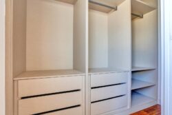 Interior de armarios empotrados de los apartamentos de planta alta del edificio de 4 apartamentos en El Cotillo