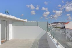 Barandilla de cristal de la azotea de los apartamentos de planta alta del edificio de 4 apartamentos en El Cotillo