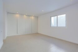 Acabado del salón con detalle de ventanales en los apartamentos de planta baja del edificio de 4 apartamentos en El Cotillo