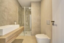 Baño con detalle de material de calidad en sanitarios en los apartamentos de planta baja del edificio de 4 apartamentos en El Cotillo