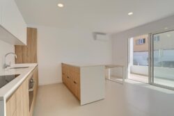 Isla de la cocina de los apartamentos de planta baja del edificio en El Cotillo
