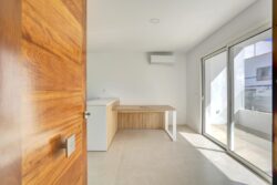 Detalle de material de calidad de las puertas de entrada al salón de los apartamentos de planta baja del edificio de 4 apartamentos en El Cotillo