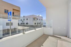 Vista desde la terraza hacia la calle de los apartamentos de planta baja del edificio de 4 apartamentos en El Cotillo