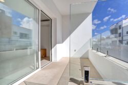 Terraza de los apartamentos de planta baja del edificio en El Cotillo