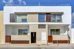 Fachada del edificio en El Cotillo con detalle de entrada en los apartamentos de planta baja